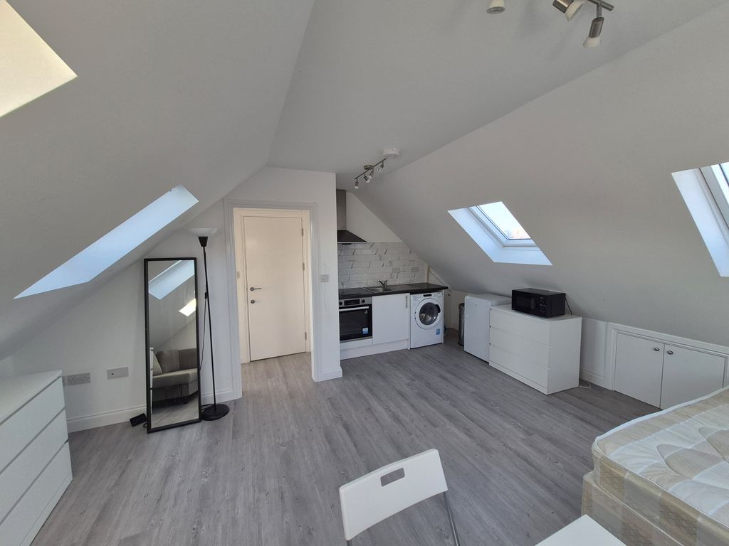 Property photo 1 of 11 Studio Flat To Rent Stag Lane, London Nw9