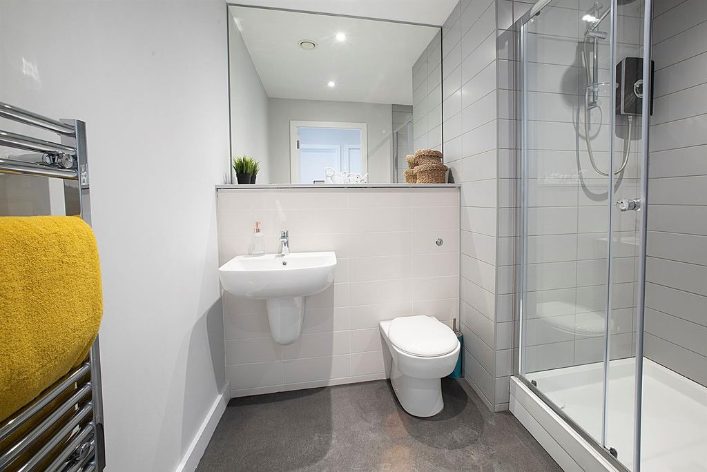 Property photo 2 of 5 Bathroom.Jpg