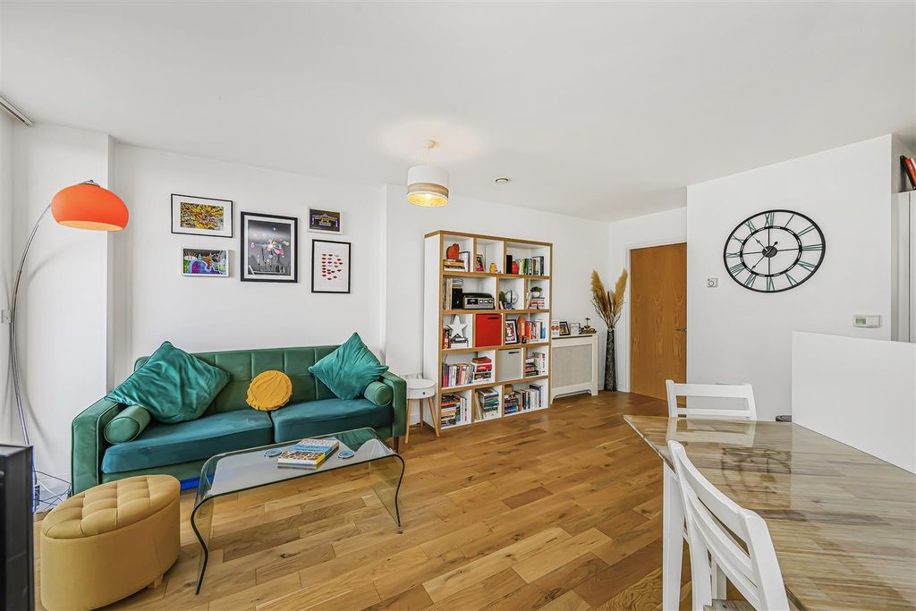 Property photo 3 of 28 22, 8, Station Approach-20.Jpg