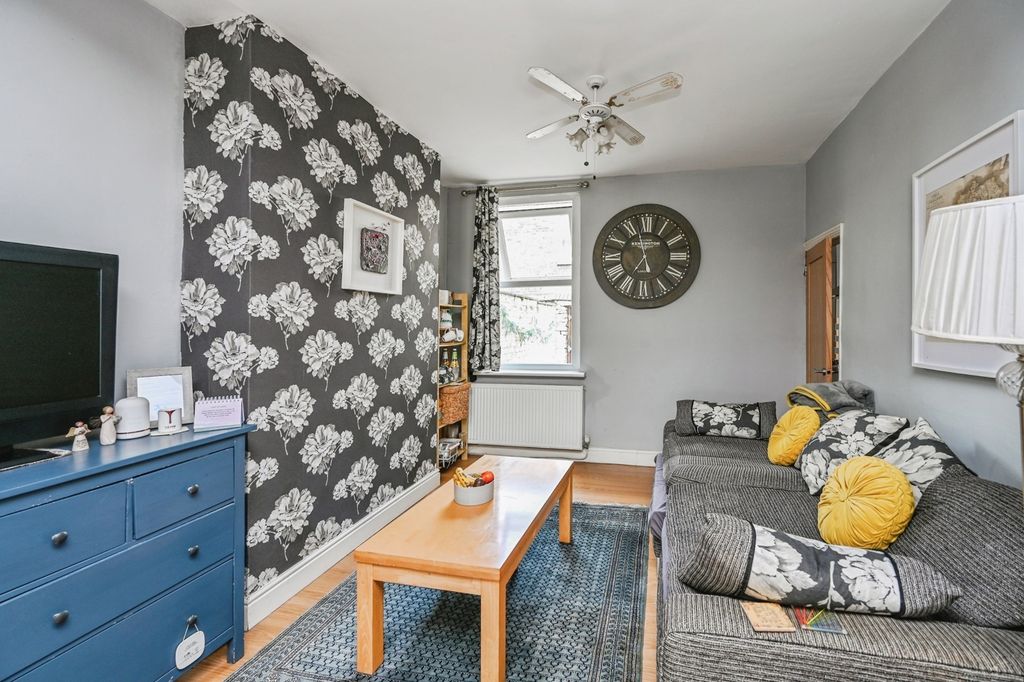 Property photo 3 of 16 Pbox-Img.Jpg