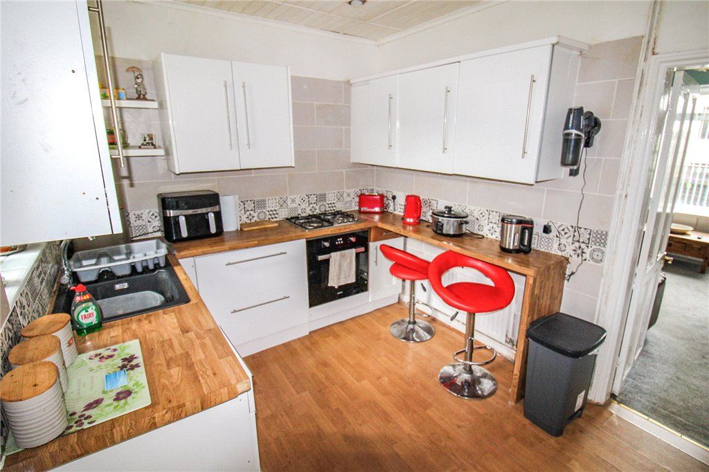Property photo 3 of 11 Kitchen