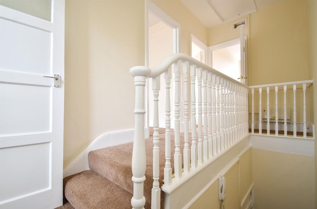 Property photo 3 of 10 Landing