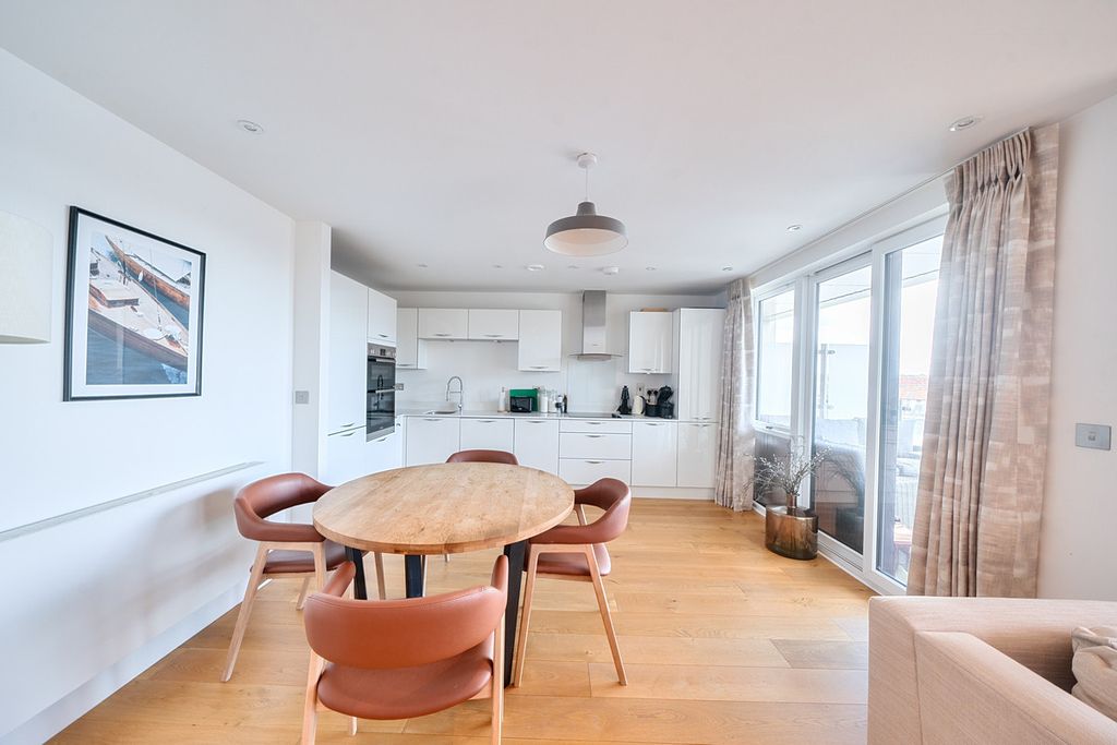Additional image 7 of 2 bed flat for saleMaritime Walk, Southampton SO14