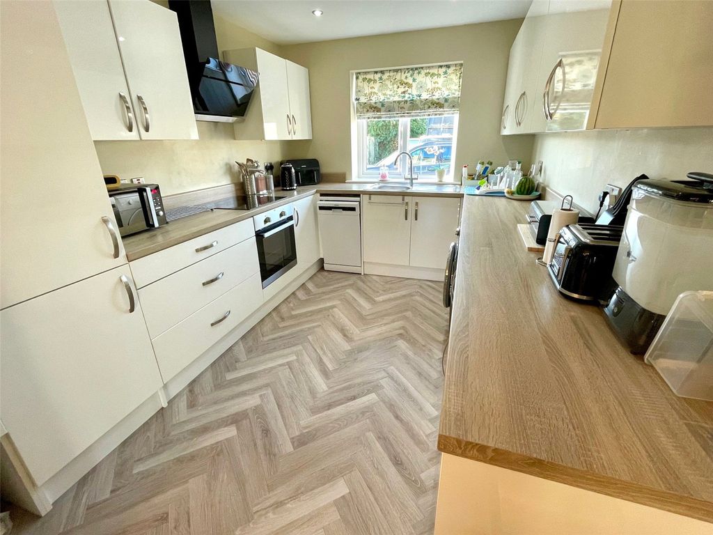 Property photo 2 of 19 Kitchen