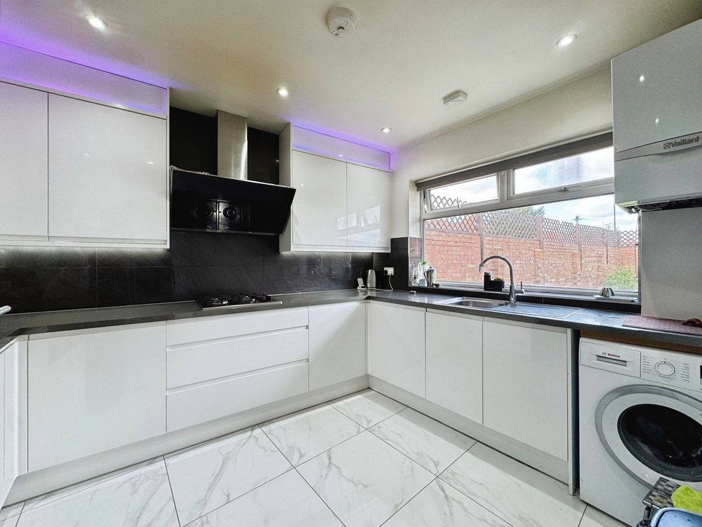 Property photo 3 of 17 Kitchen