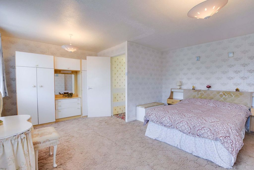 Property photo 2 of 25