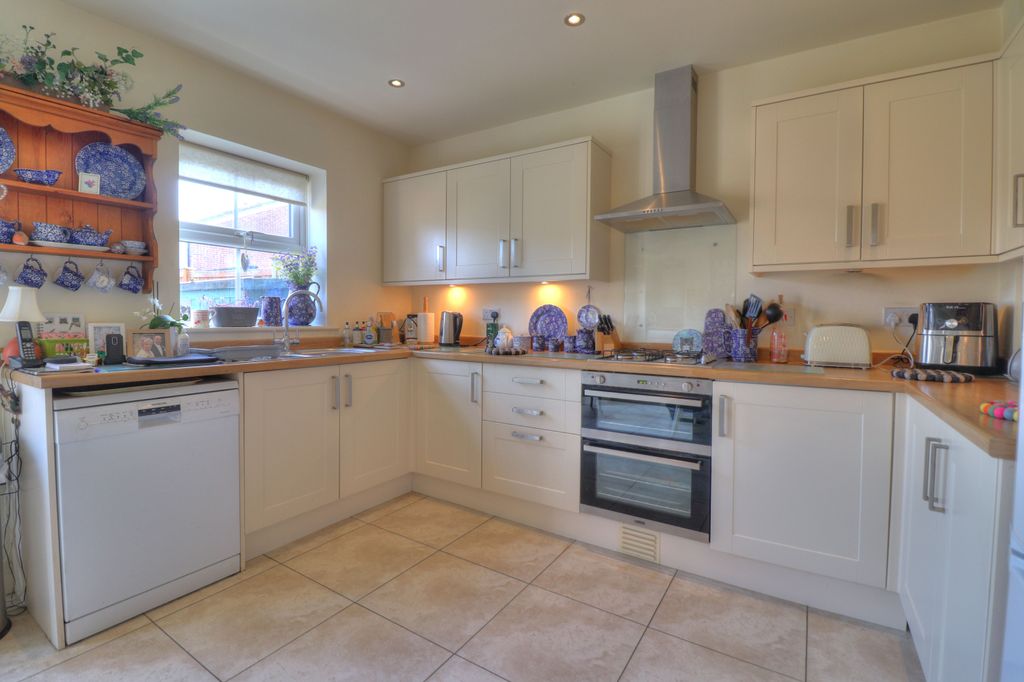 Property photo 3 of 23 Kitchen/Diner