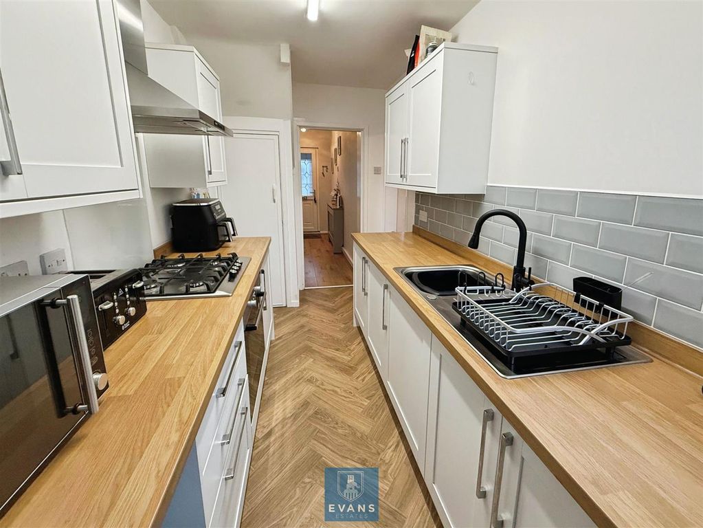 Property photo 3 of 17 Kitchen