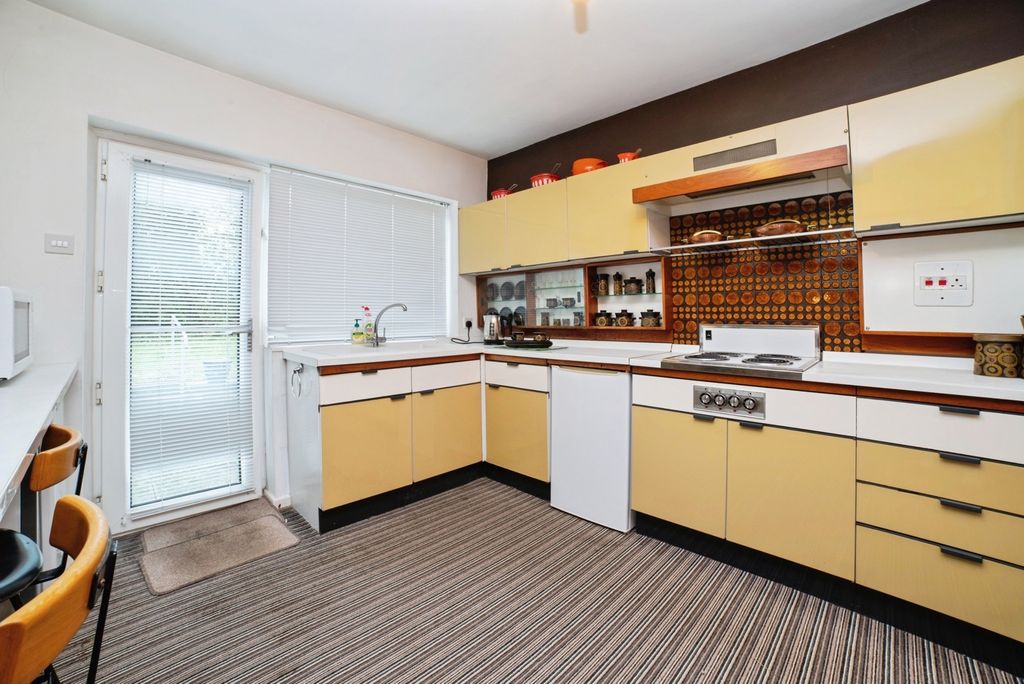 Property photo 3 of 20 Kitchen