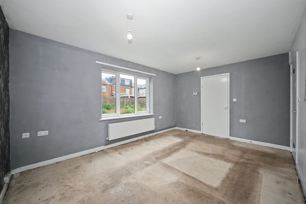 Property photo 3 of 17 11 Cameron Croft, Chorley, Lancashire, Pr6 0Rh