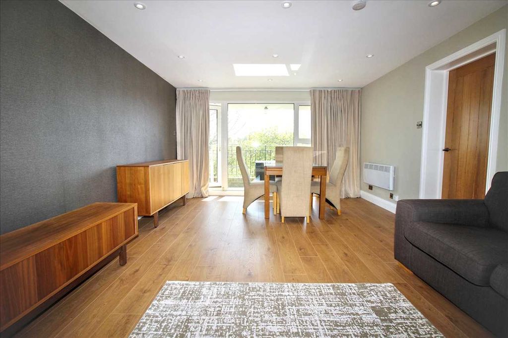 Property photo 3 of 13 Lounge