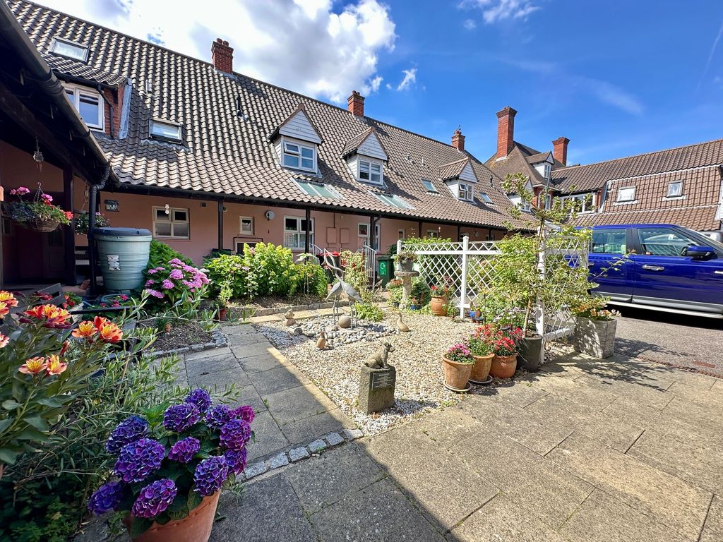 Property photo 2 of 10 Courtyard Garden