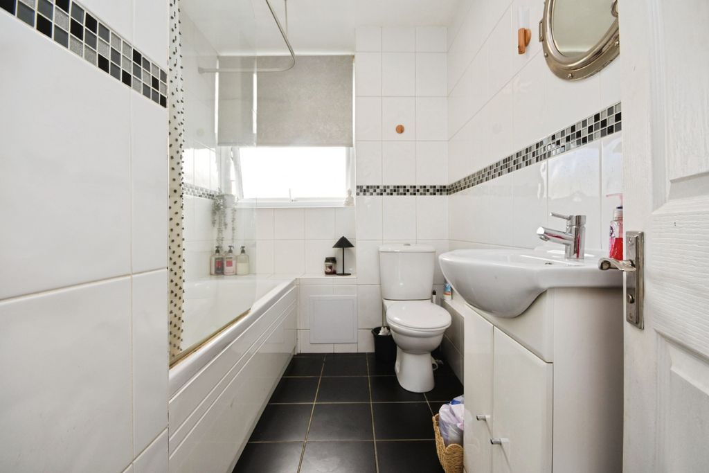 Additional image 14 of 2 bed flat for saleTower Hill, Brentwood CM14