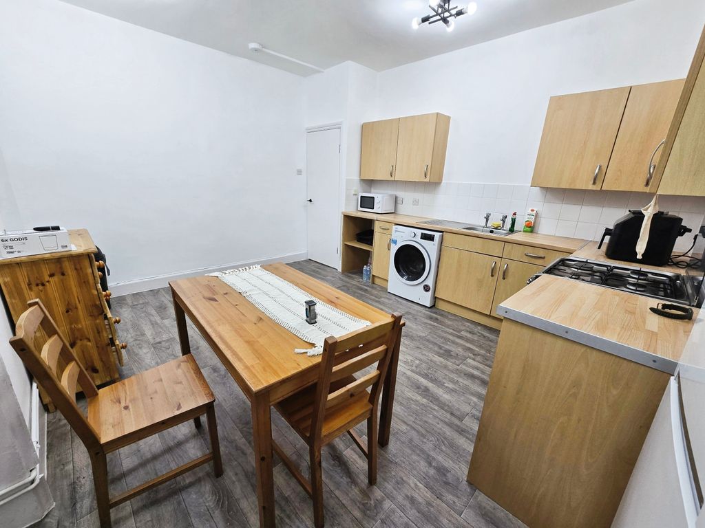 Property photo 3 of 6 Kitchen