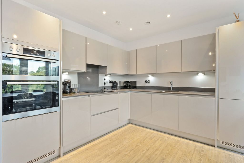 Property photo 2 of 28