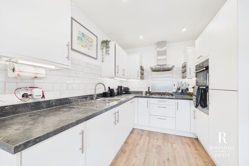 Property photo 2 of 27