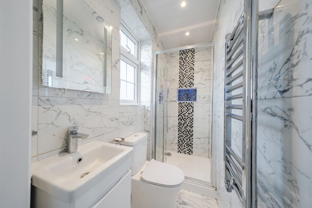 Property photo 2 of 20 1387128-15-69304c...