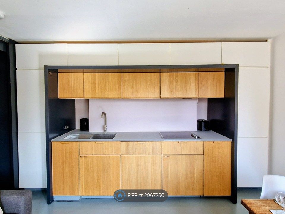 Property photo 2 of 19 Oak Kitchen With Integrated Appliances.