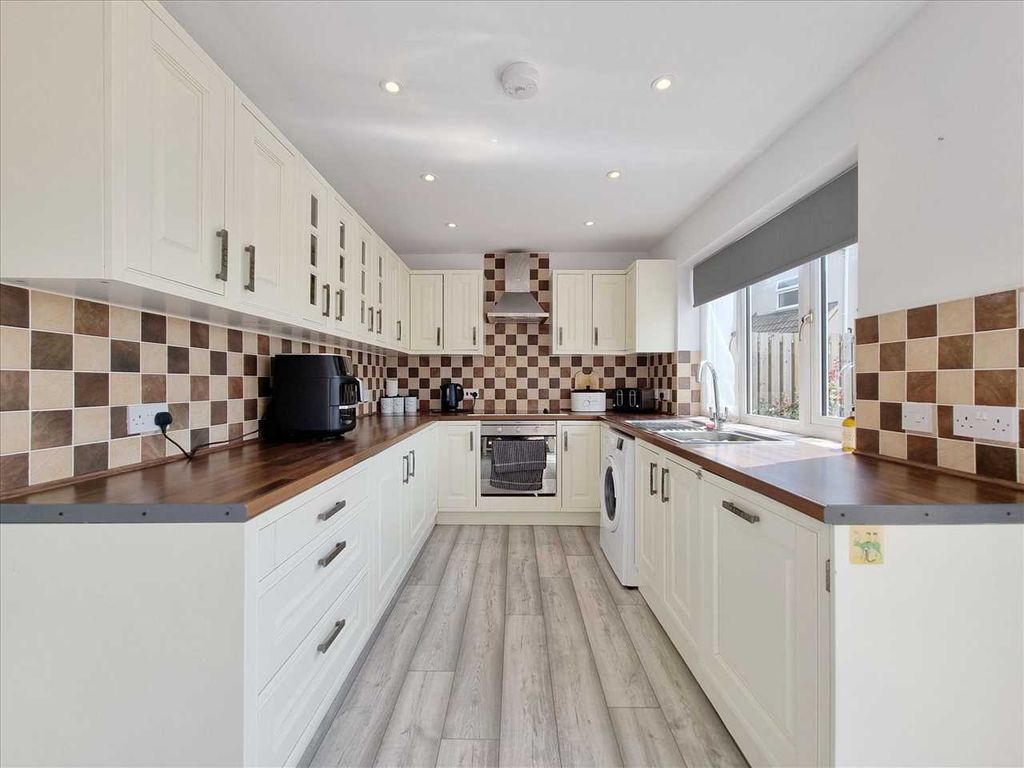 Property photo 3 of 11 Kitchen Diner