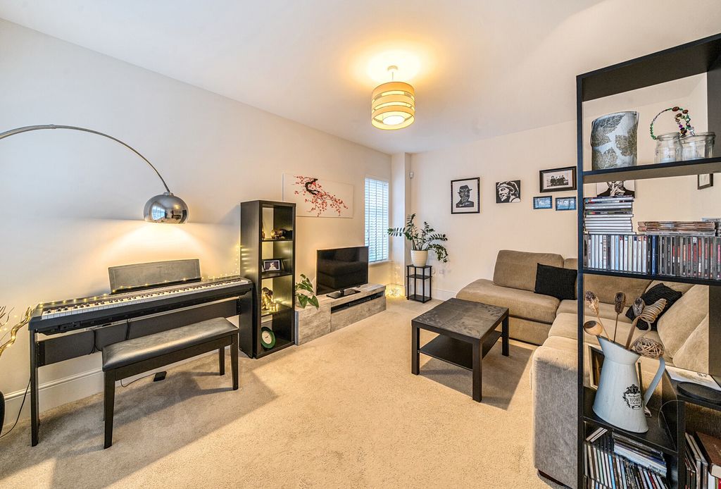 Property photo 2 of 11 1385445-10-692Dd5...