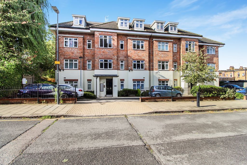 Property photo 1 of 7 One Bedroom 3rd Floor Flat To Rent