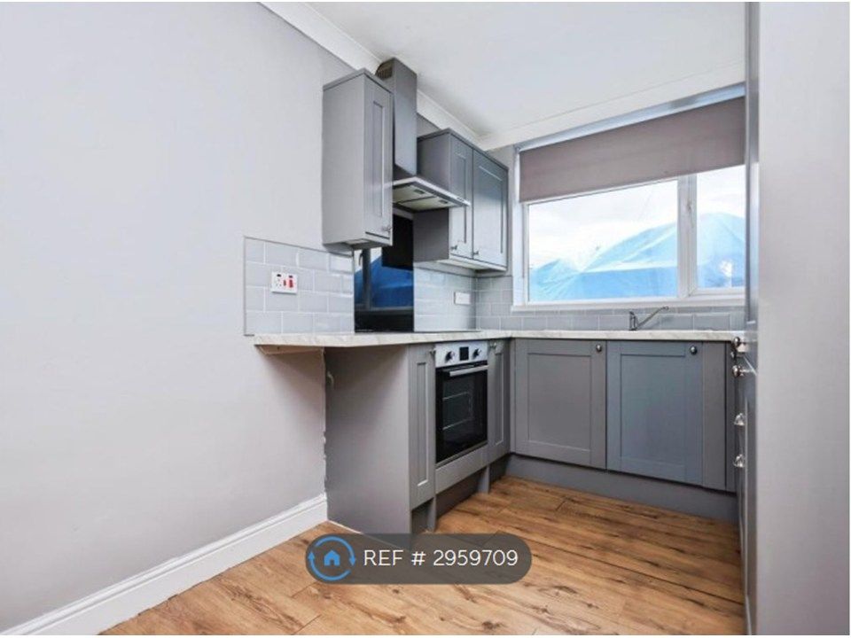 Property photo 3 of 7 Kitchen