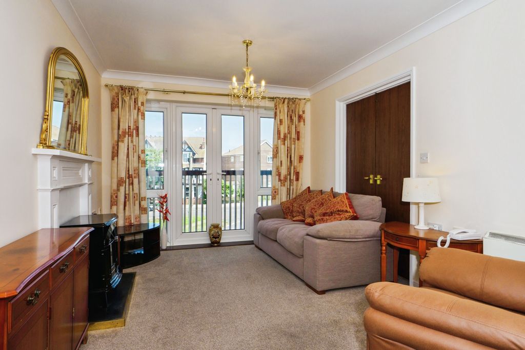 Property photo 2 of 10 Lounge