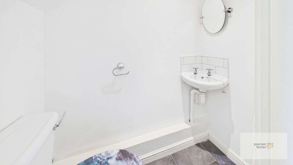 Property photo 3 of 20 wc/Cloaks