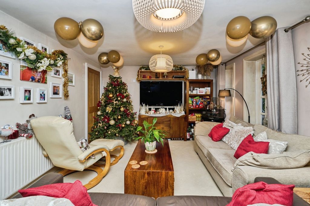 Property photo 1 of 15 Lounge