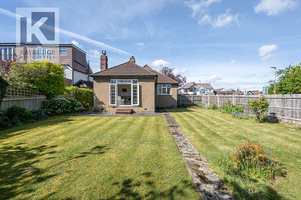 Property photo 1 of 12 Newbury Gardens, Kt19 0Pd
