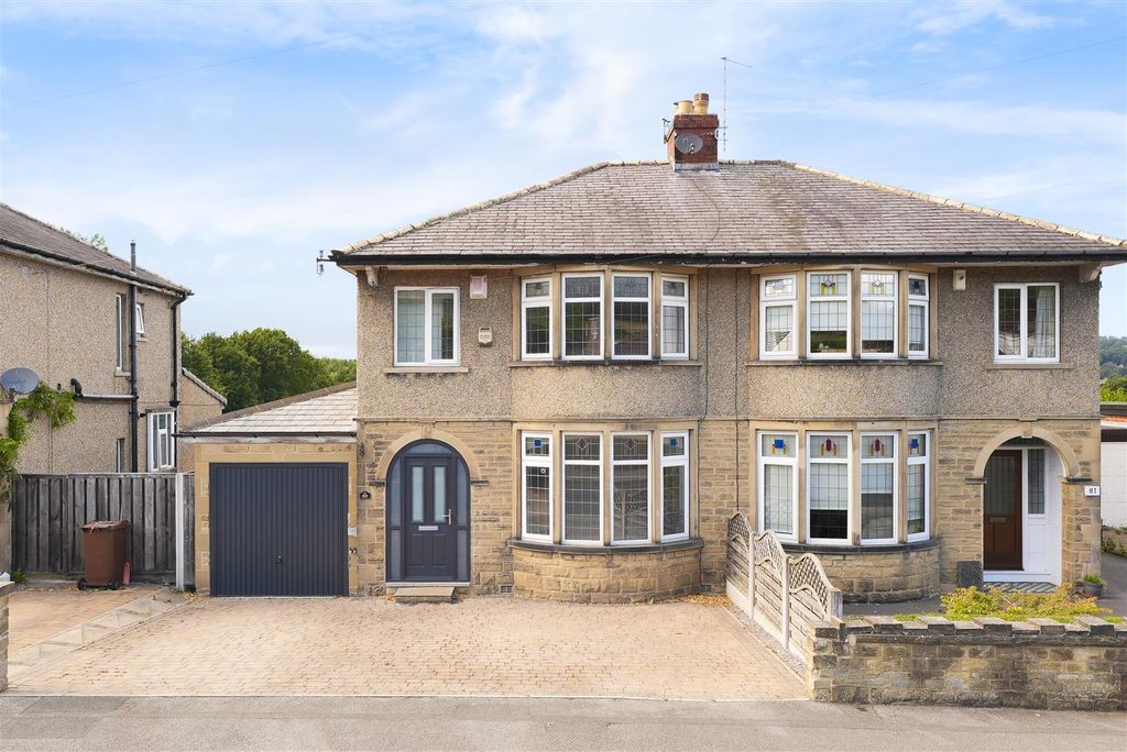 Property photo 1 of 23 West Busk Lane