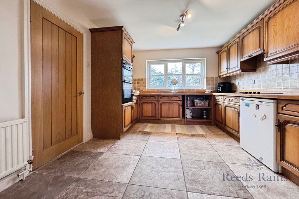 Property photo 3 of 25 Kitchen