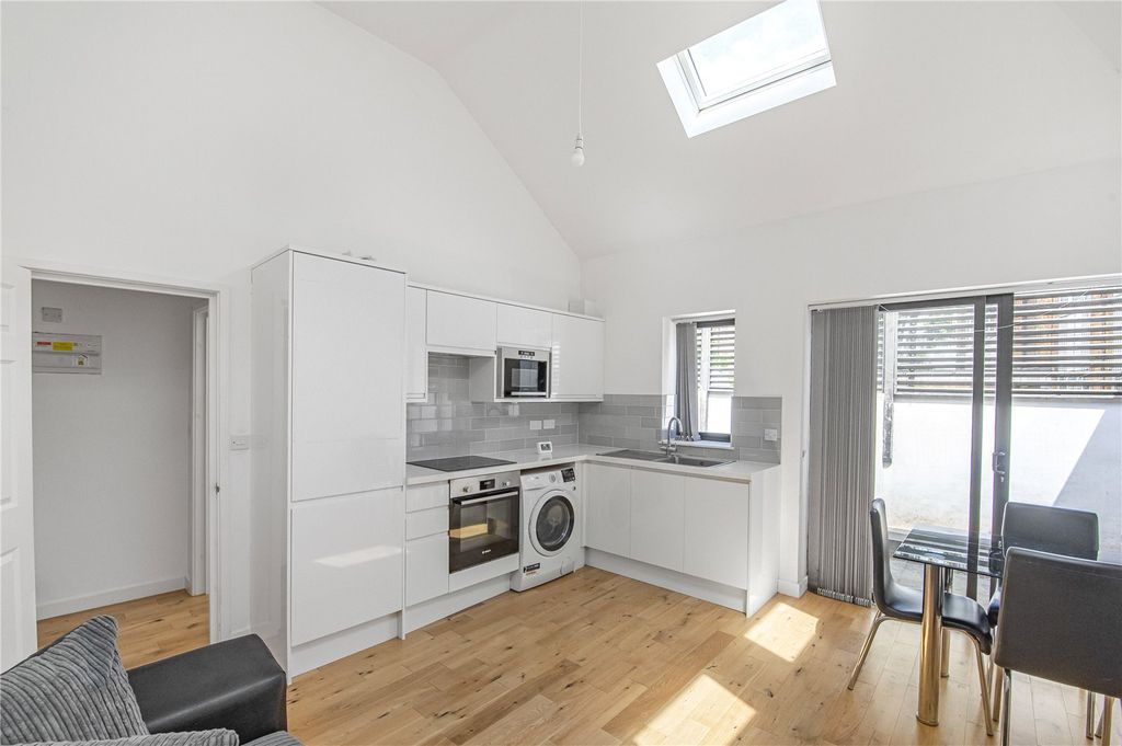 Property photo 2 of 9 Picture No. 11