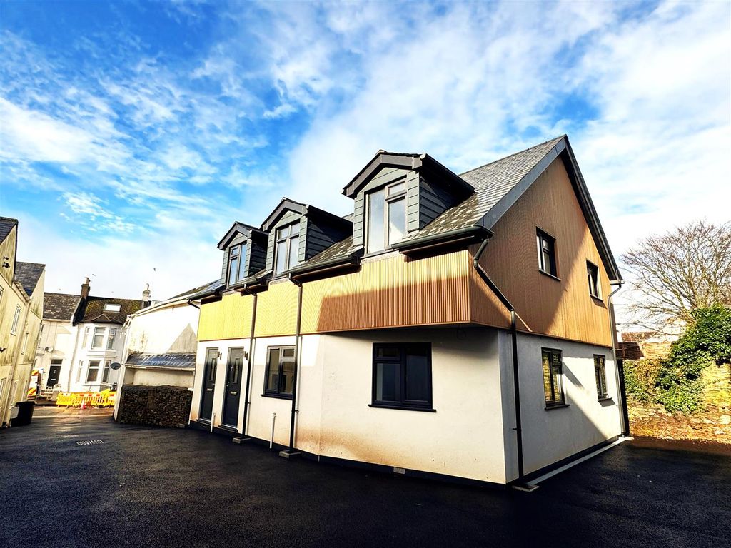 Property photo 1 of 7 Front Flat 1.Jpg