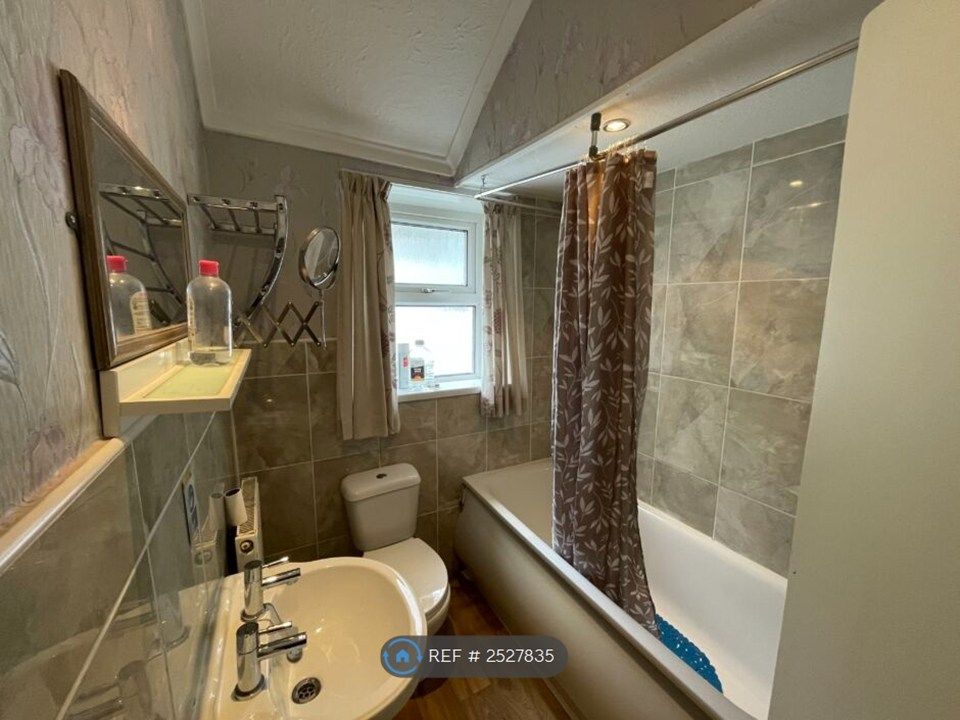 Property photo 3 of 18 Room 5 Bathroom