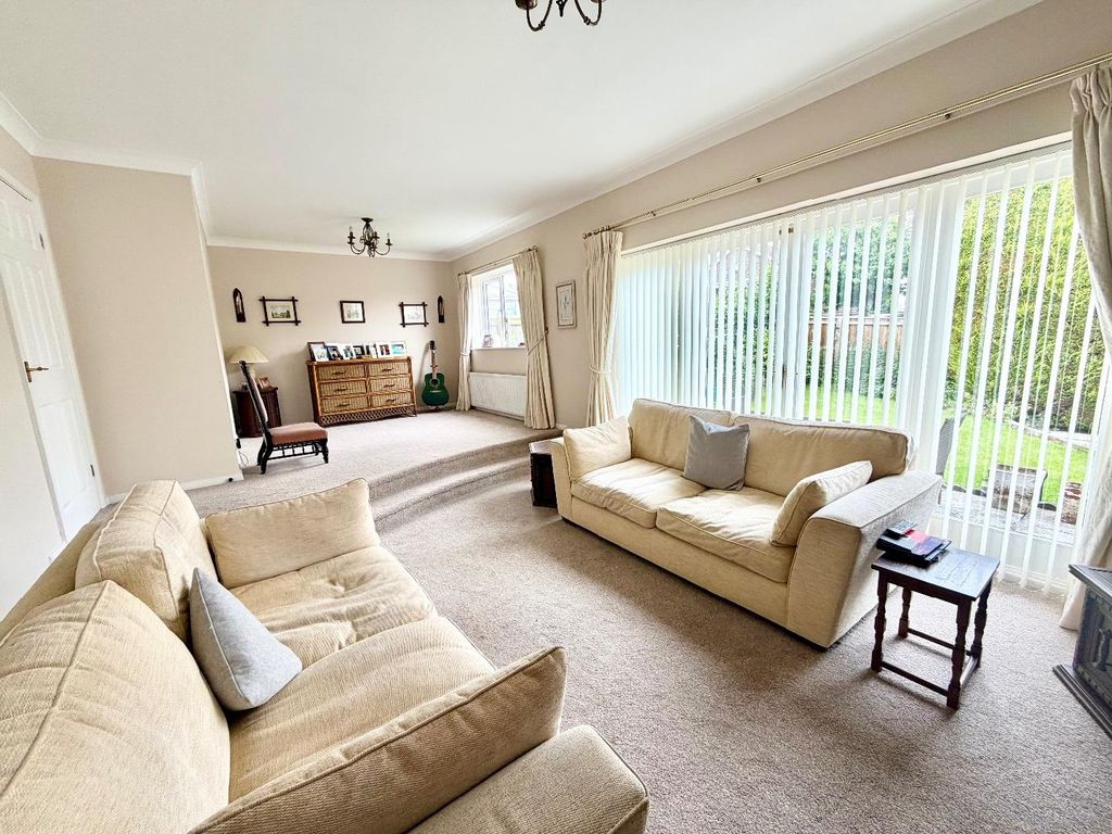 Property photo 2 of 17 Lounge