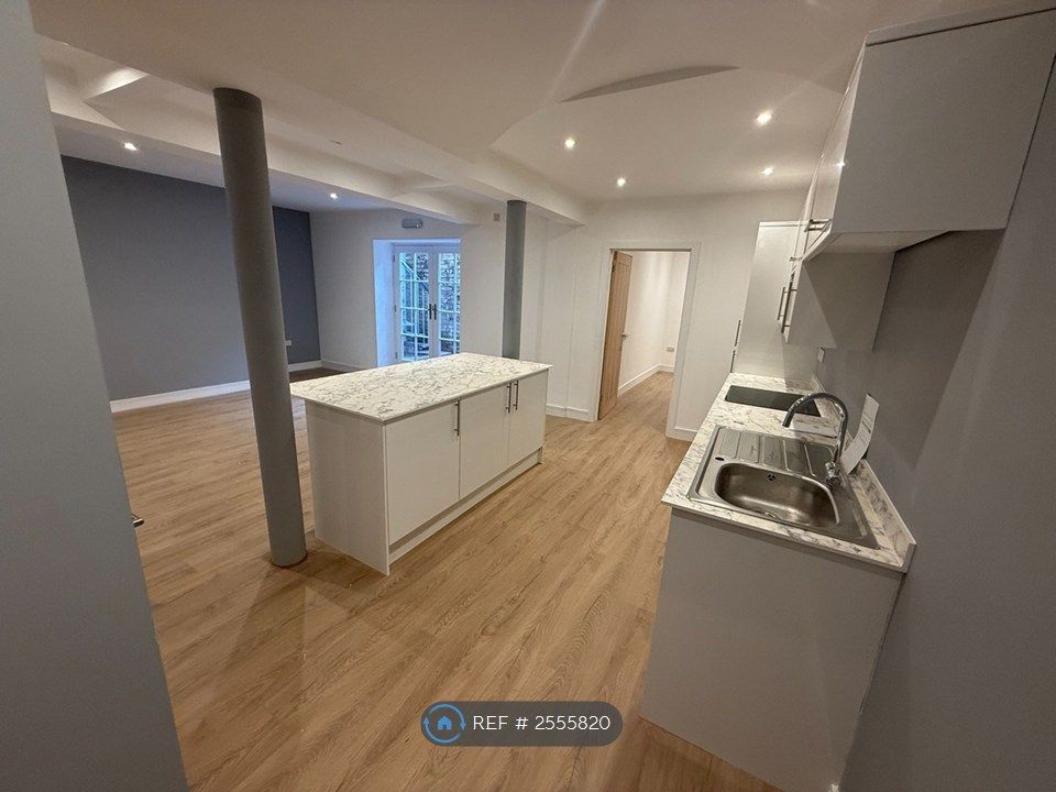 Property photo 1 of 12 Kitchen Lounge
