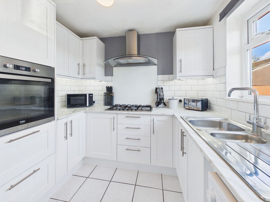 Property photo 3 of 12 Kitchen