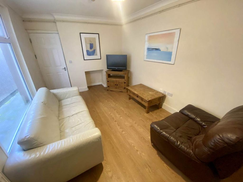 Property photo 2 of 13 Lounge 1