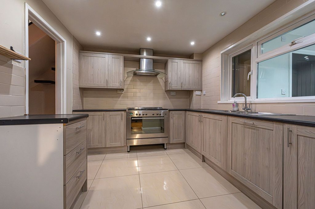 Property photo 3 of 32