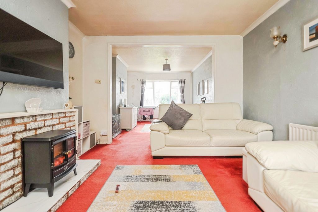 Property photo 2 of 17 Through Lounge