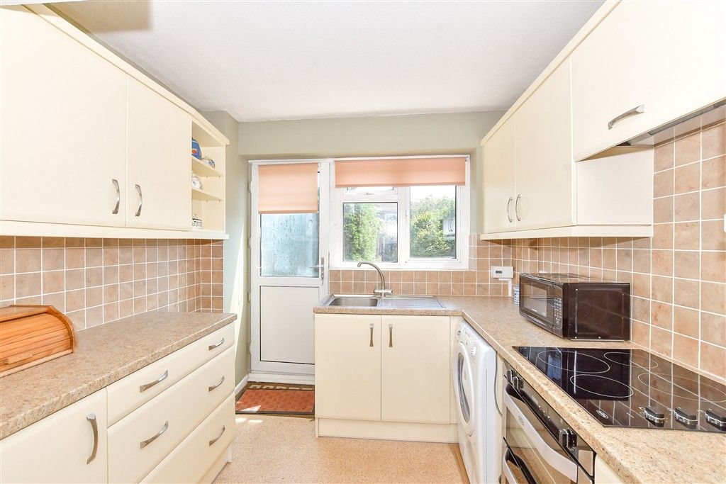Property photo 3 of 10 Kitchen