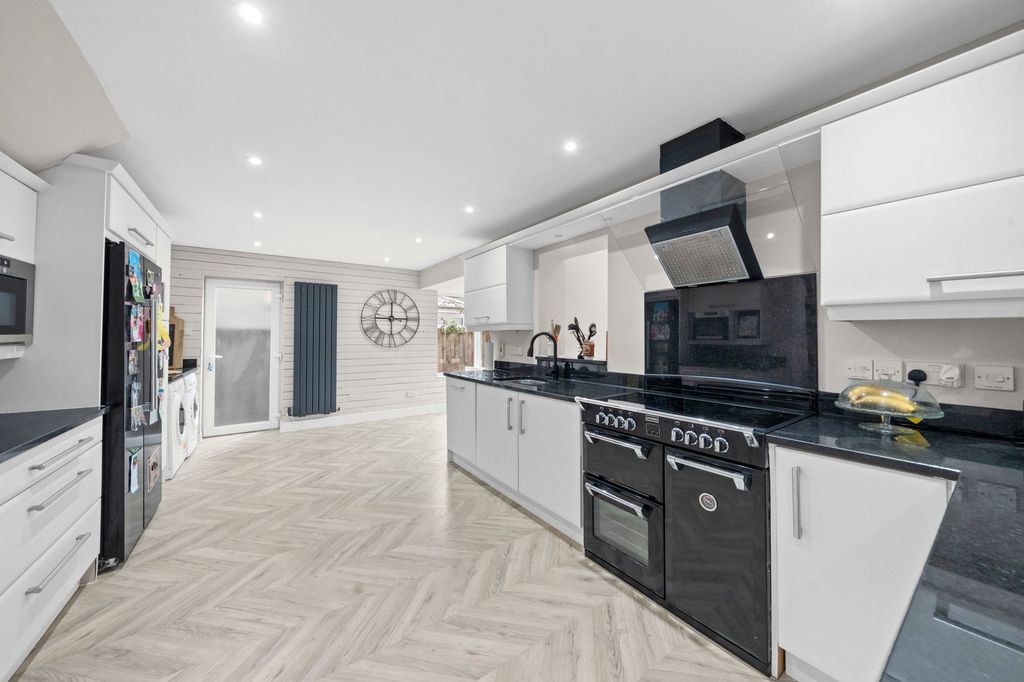 Property photo 3 of 25