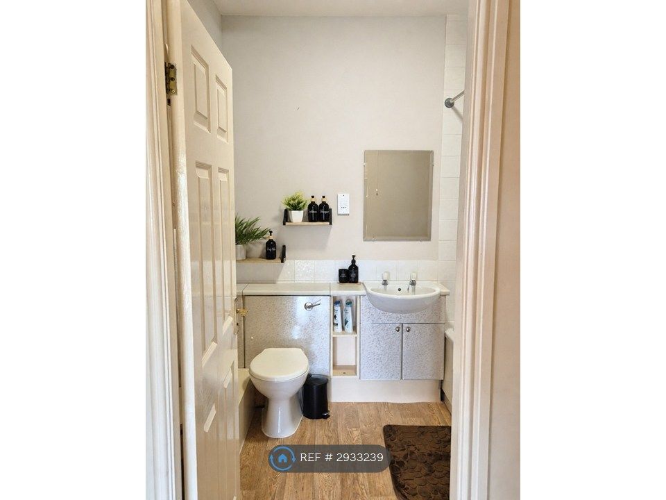 Property photo 2 of 11 House Bathroom