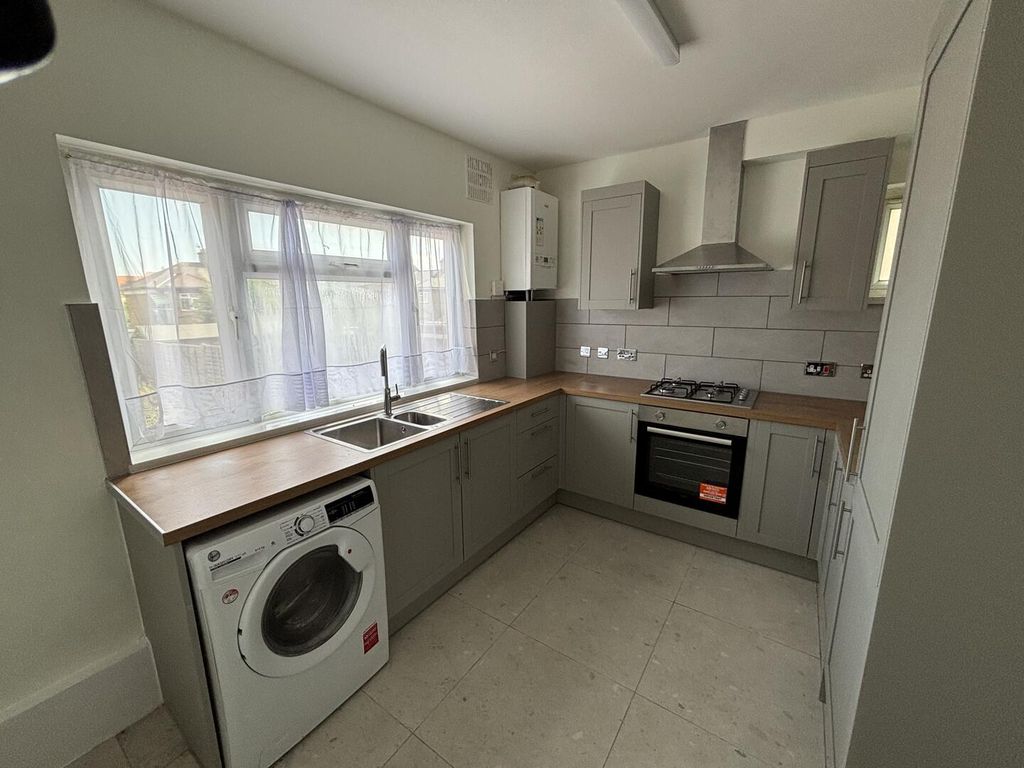 Property photo 3 of 10 Kitchen