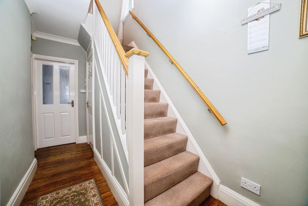 Property photo 2 of 20 Entrance Hall