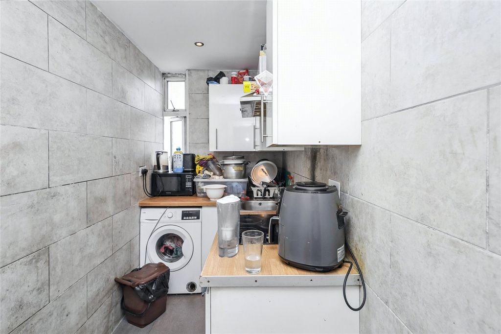 Property photo 3 of 10 Kitchen