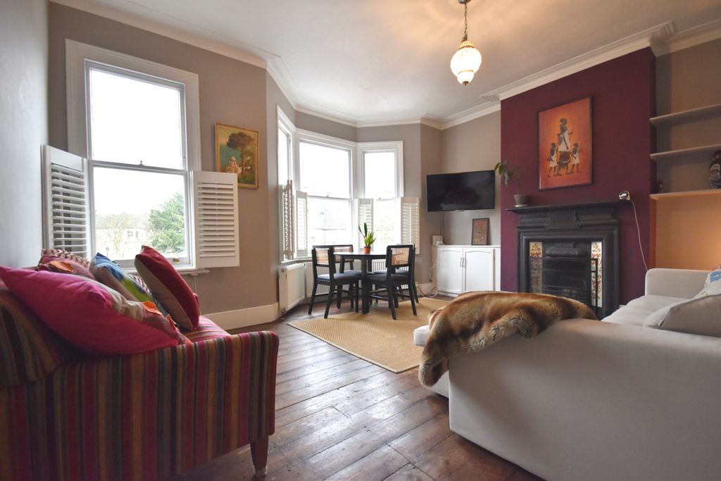 Property photo 1 of 11 Lounge 