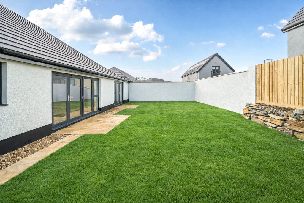 Property photo 2 of 8 Digitally Lawned