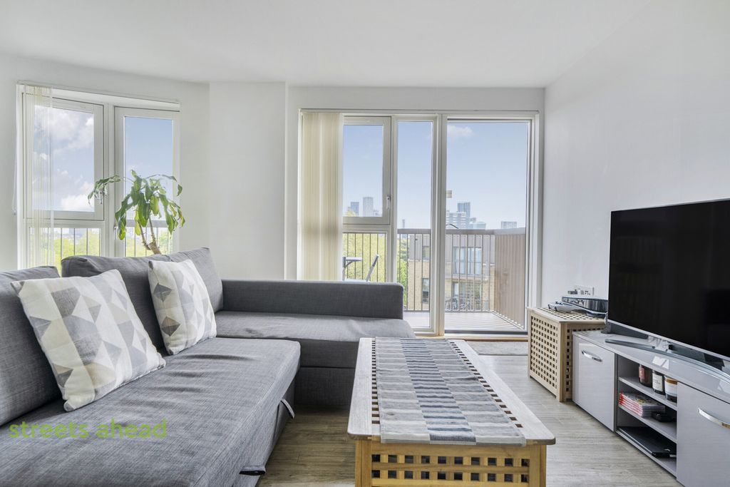 Property photo 1 of 18 E781946A-2064-4B8...